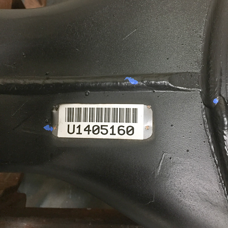 etiquetas de código de barras resistentes a la temperatura soldadas por puntos en la carcasa metálica del eje
