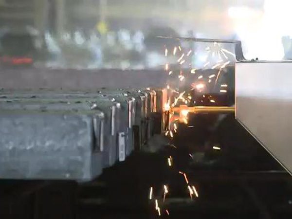 robot que suelda automáticamente etiquetas con códigos de barras en palanquillas de acero