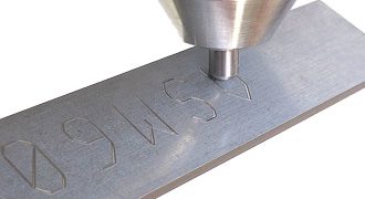 clavija de trazado programable que traza caracteres en una superficie metálica