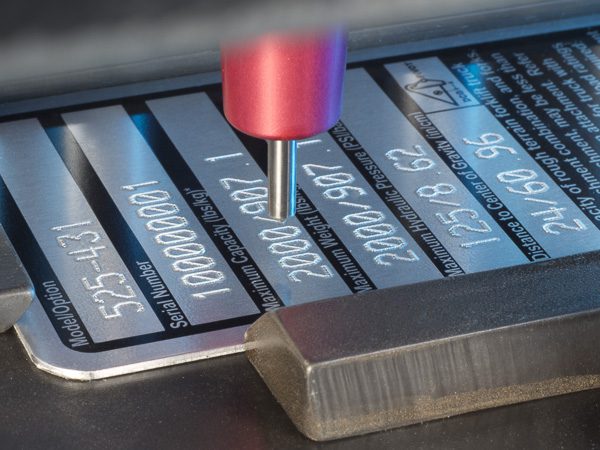 máquina de estampación por puntos que graba caracteres en una placa de identificación metálica