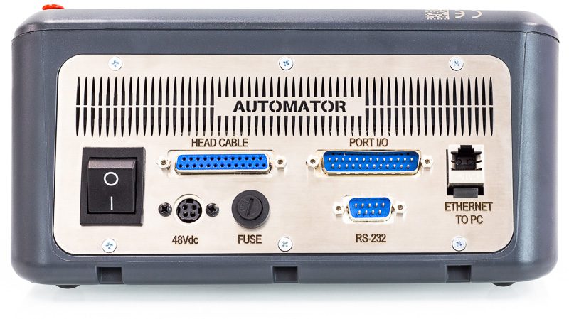 Vista de la parte trasera de un controlador AC500 que muestra todos los puertos y el interruptor de alimentación.