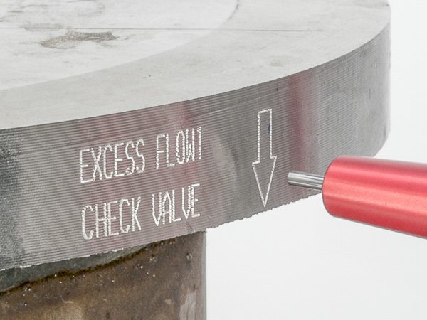 marca de estampación alrededor de la circunferencia de una brida