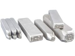 sellos de marcado de acero de varios tamaños con letras, números, mensajes y logotipos grabados en ellos