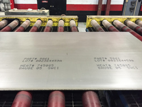 Línea de impresión por chorro de tinta sobre placa de acero cortada a medida