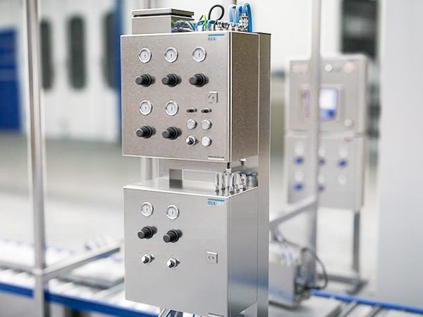 Armario del sistema de pulverización STF con controles automáticos montado en una línea de producción