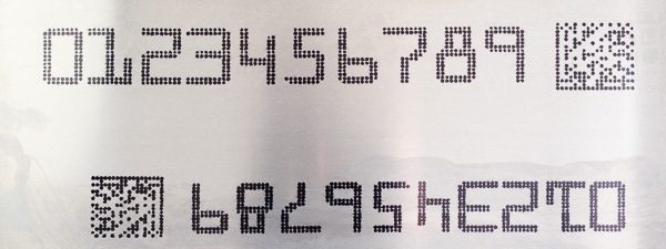 muestra de impresión de un texto de caracteres grandes y un código de barras Data Matrix 2D en un producto de aluminio