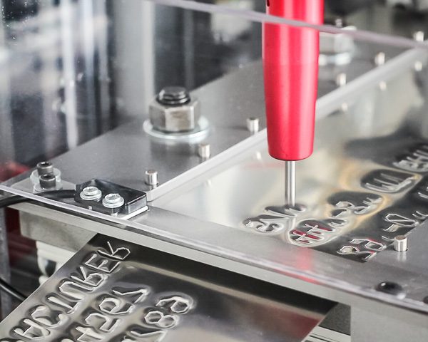 sistemas automáticos de estampado de etiquetas y placas metálicas