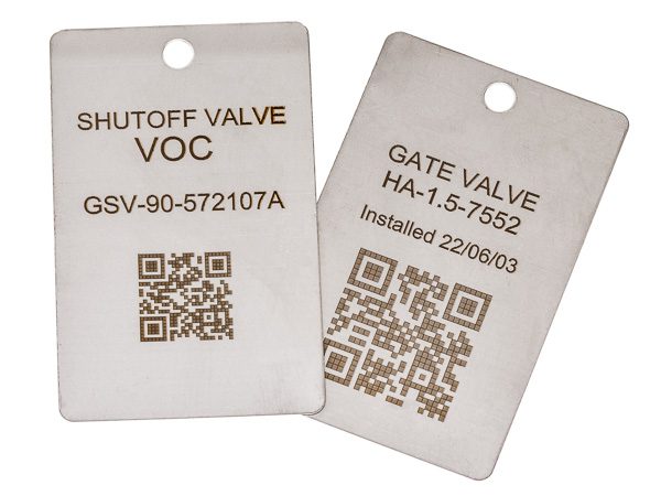 dos etiquetas de acero inoxidable grabadas con láser con información de identificación de la válvula y códigos QR para compatibilidad con CMMS