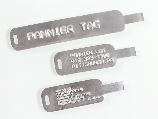 diferentes tamaños de etiquetas de aluminio con lengüeta y ranura autoadhesivas con información en relieve