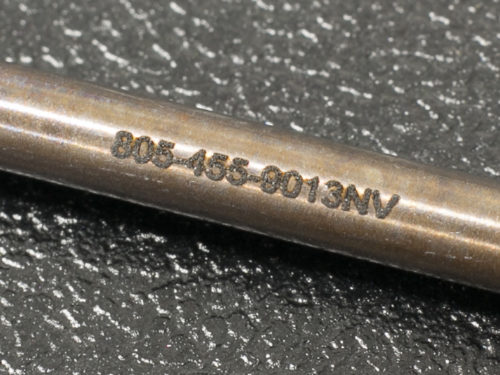 Varilla de titanio marcada con el láser de marcado NanoVIS