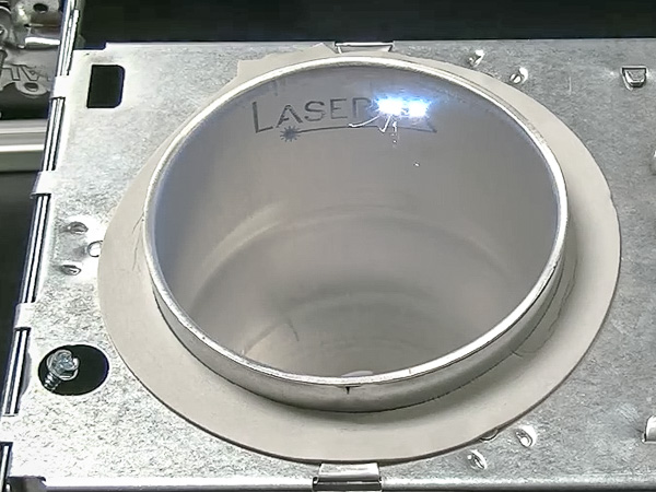 Marcado láser 3D de recocido en una pieza de aluminio curvada
