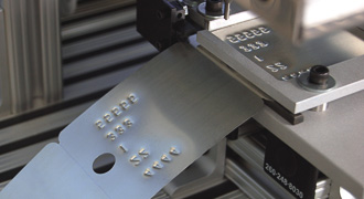 Máquinas de marcado en relieve para etiquetas metálicas
