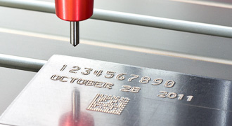 máquina de estampación de placas de identificación con códigos 2D